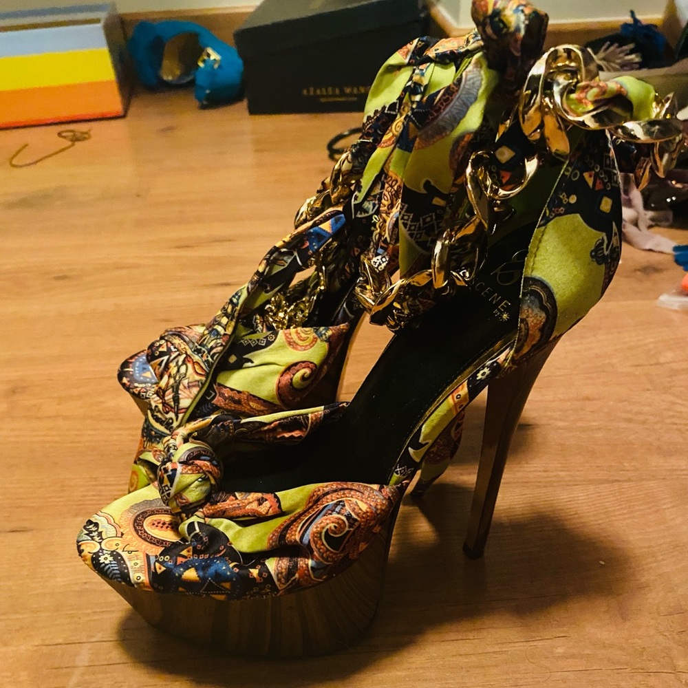 Sexy wrap around silk stilettos w/gold chain⚜️